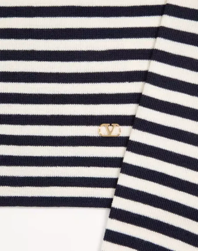 Jersey de lana de cuello alto Valentino con parche VLogo Jersey de lana de cuello alto Valentino con parche VLogo