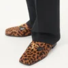 Mocasines Babouche de piel de becerro con estampado Fauve Eclat de Valentino Garavani Mocasines Babouche de piel de becerro con estampado Fauve Eclat de Valentino Garavani