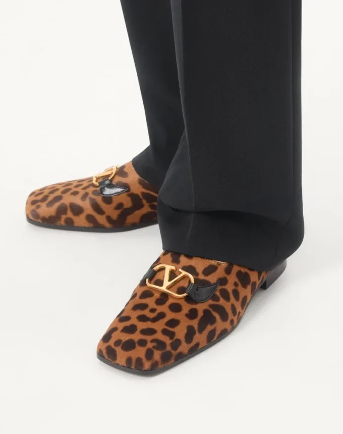 Mocasines Babouche de piel de becerro con estampado Fauve Eclat de Valentino Garavani Mocasines Babouche de piel de becerro con estampado Fauve Eclat de Valentino Garavani