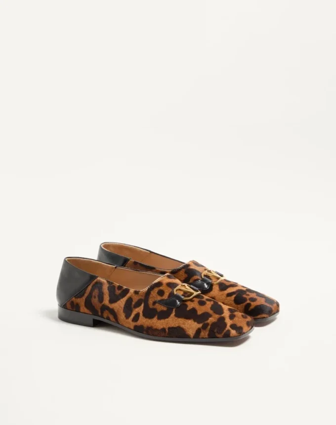 Mocasines Babouche de piel de becerro con estampado Fauve Eclat de Valentino Garavani Mocasines Babouche de piel de becerro con estampado Fauve Eclat de Valentino Garavani