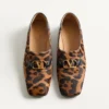 Mocasines Babouche de piel de becerro con estampado Fauve Eclat de Valentino Garavani Mocasines Babouche de piel de becerro con estampado Fauve Eclat de Valentino Garavani