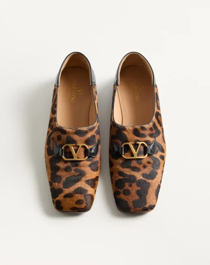 Mocasines Babouche de piel de becerro con estampado Fauve Eclat de Valentino Garavani Mocasines Babouche de piel de becerro con estampado Fauve Eclat de Valentino Garavani