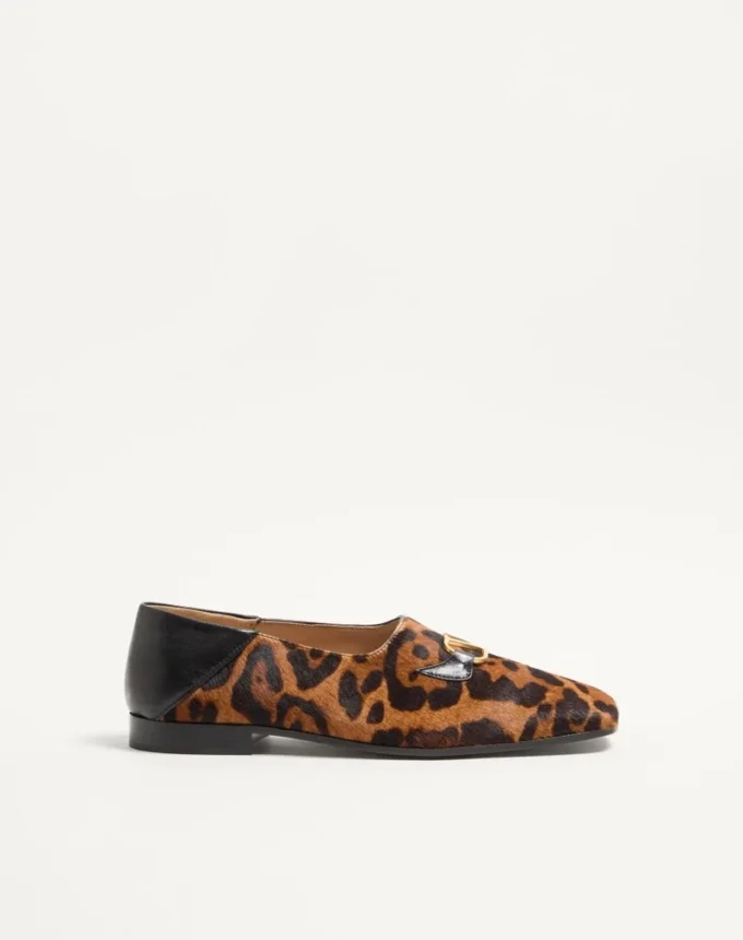 Mocasines Babouche de piel de becerro con estampado Fauve Eclat de Valentino Garavani Mocasines Babouche de piel de becerro con estampado Fauve Eclat de Valentino Garavani