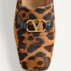 Mocasines Babouche de piel de becerro con estampado Fauve Eclat de Valentino Garavani Mocasines Babouche de piel de becerro con estampado Fauve Eclat de Valentino Garavani