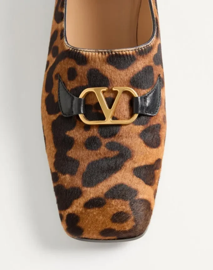 Mocasines Babouche de piel de becerro con estampado Fauve Eclat de Valentino Garavani Mocasines Babouche de piel de becerro con estampado Fauve Eclat de Valentino Garavani
