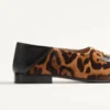 Mocasines Babouche de piel de becerro con estampado Fauve Eclat de Valentino Garavani Mocasines Babouche de piel de becerro con estampado Fauve Eclat de Valentino Garavani