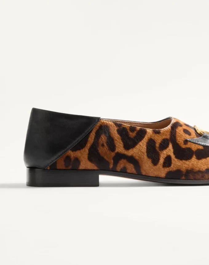 Mocasines Babouche de piel de becerro con estampado Fauve Eclat de Valentino Garavani Mocasines Babouche de piel de becerro con estampado Fauve Eclat de Valentino Garavani