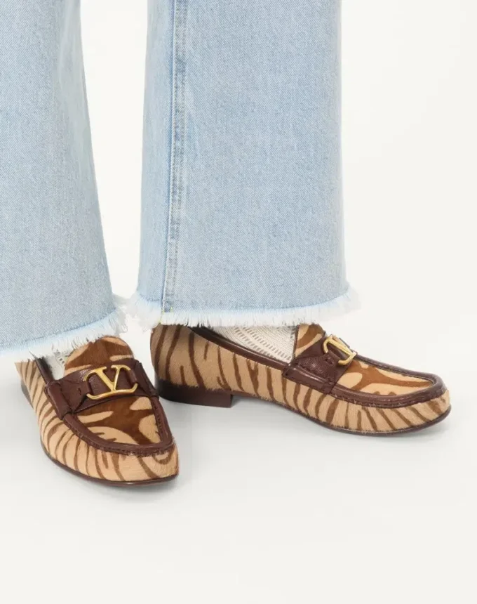 Mocasines con efecto poni y logotipo VLogo de 20 mm Mocasines con efecto poni y logotipo VLogo de 20 mm