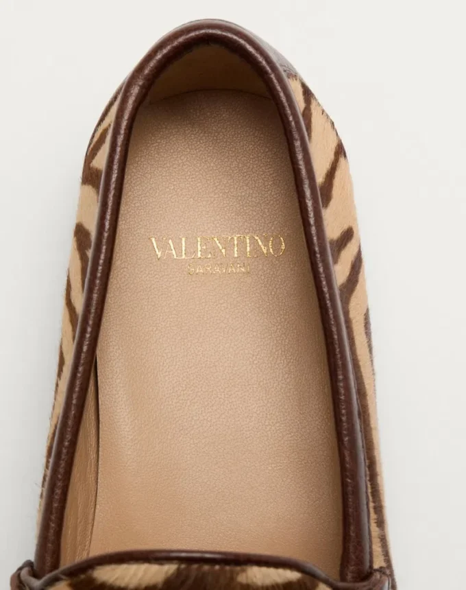 Mocasines con efecto poni y logotipo VLogo de 20 mm Mocasines con efecto poni y logotipo VLogo de 20 mm