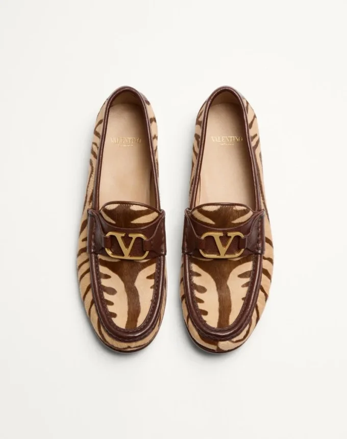 Mocasines con efecto poni y logotipo VLogo de 20 mm Mocasines con efecto poni y logotipo VLogo de 20 mm