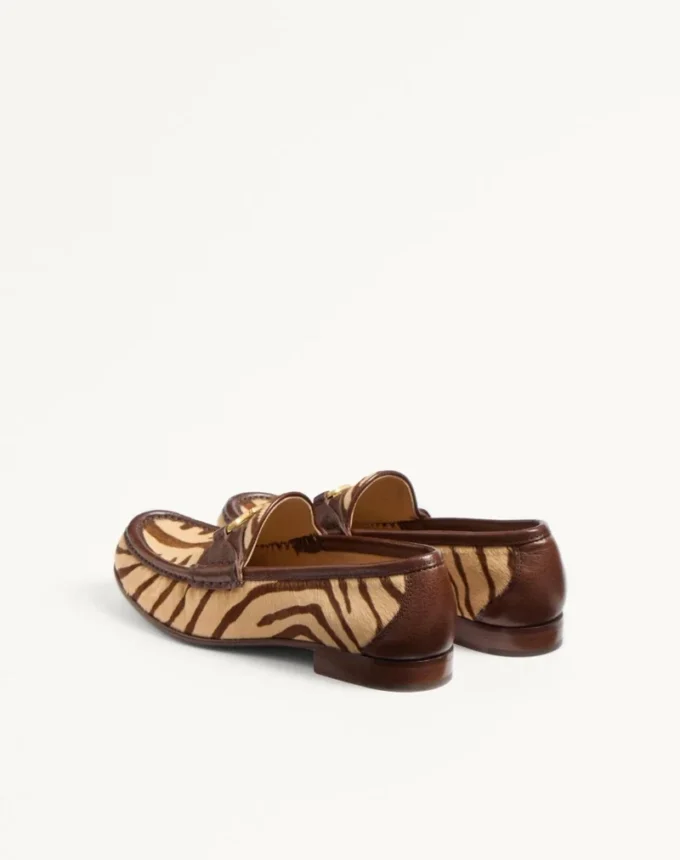 Mocasines con efecto poni y logotipo VLogo de 20 mm Mocasines con efecto poni y logotipo VLogo de 20 mm
