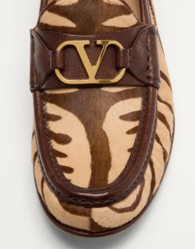 Mocasines con efecto poni y logotipo VLogo de 20 mm Mocasines con efecto poni y logotipo VLogo de 20 mm