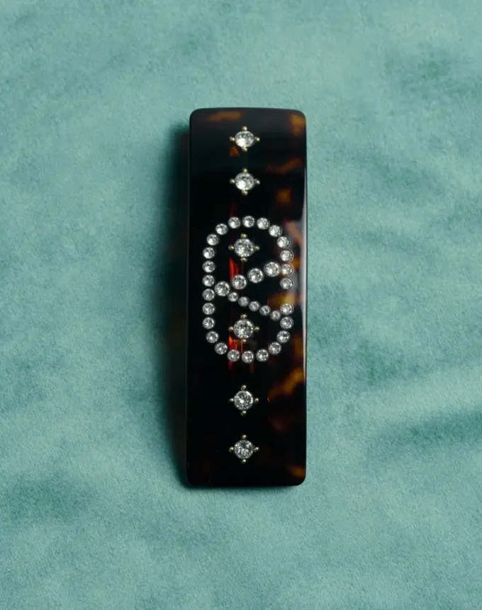Pinza para el pelo con el logotipo Vlogo en resina, metal y cristales Pinza para el pelo con el logotipo Vlogo en resina, metal y cristales