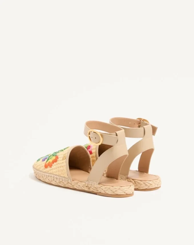 Sandalias Bribri de rafia con bordado floral