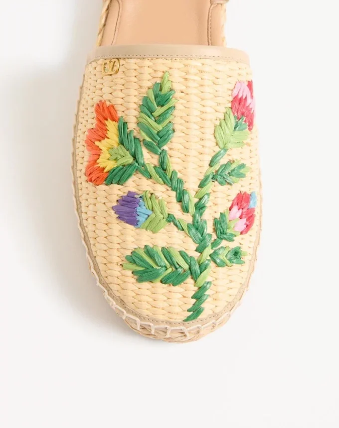 Sandalias Bribri de rafia con bordado floral