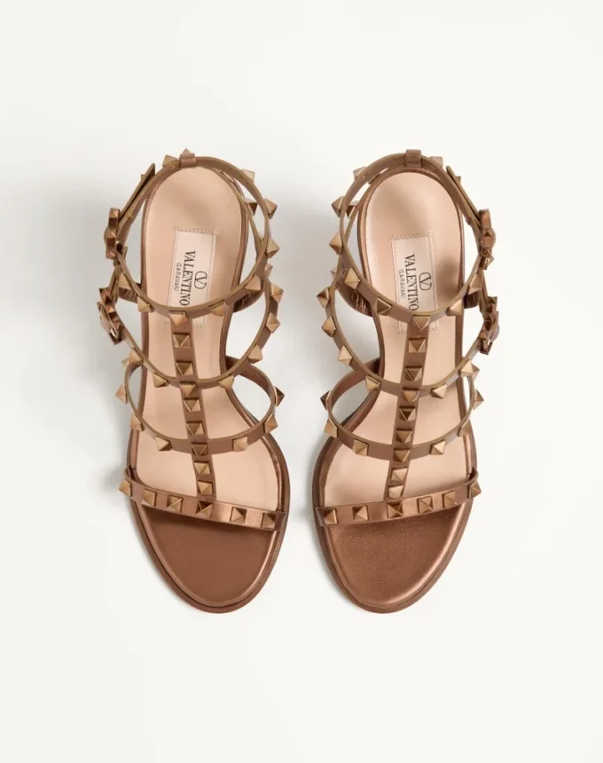 Sandalias con correa al tobillo Rockstud de piel de becerro metalizada y tacón de 90 mm