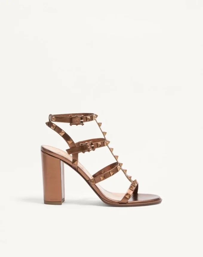 Sandalias con correa al tobillo Rockstud de piel de becerro metalizada y tacón de 90 mm
