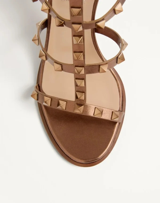 Sandalias con correa al tobillo Rockstud de piel de becerro metalizada y tacón de 90 mm