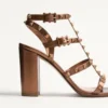 Sandalias con correa al tobillo Rockstud de piel de becerro metalizada y tacón de 90 mm