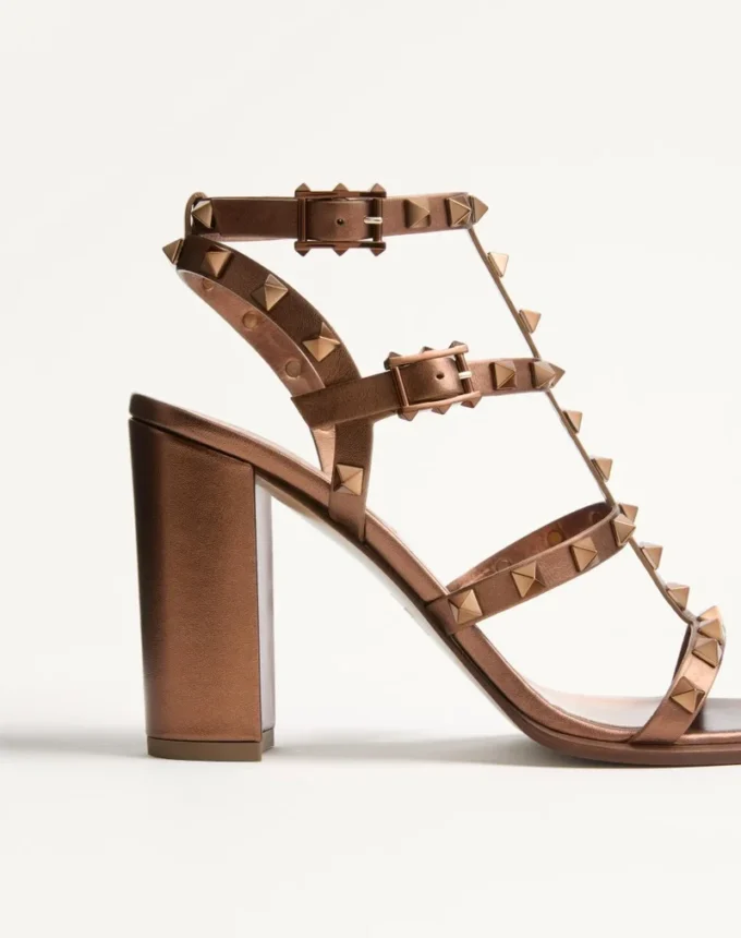 Sandalias con correa al tobillo Rockstud de piel de becerro metalizada y tacón de 90 mm