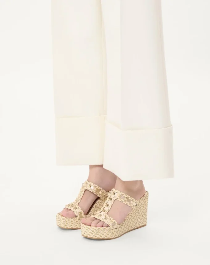 Sandalias con cuña Rockstud de napa laminada de 90 mm Sandalias con cuña Rockstud de napa laminada de 90 mm