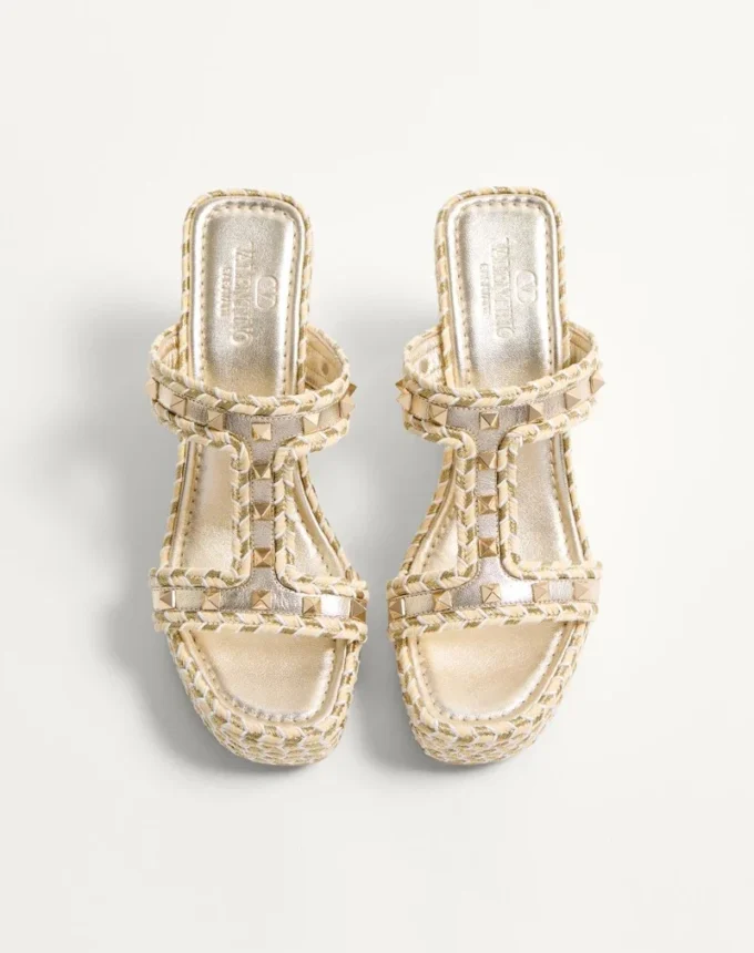 Sandalias con cuña Rockstud de napa laminada de 90 mm Sandalias con cuña Rockstud de napa laminada de 90 mm