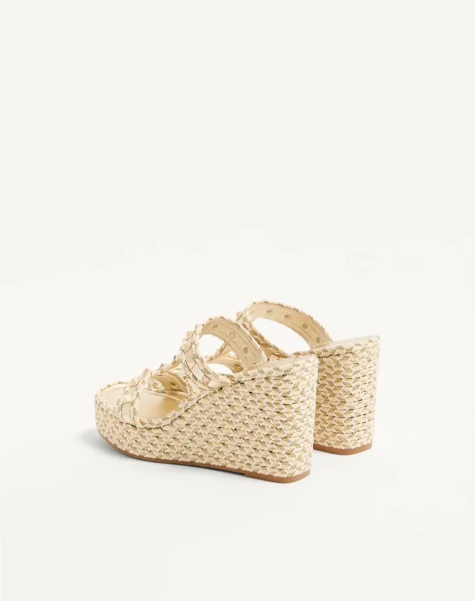 Sandalias con cuña Rockstud de napa laminada de 90 mm Sandalias con cuña Rockstud de napa laminada de 90 mm