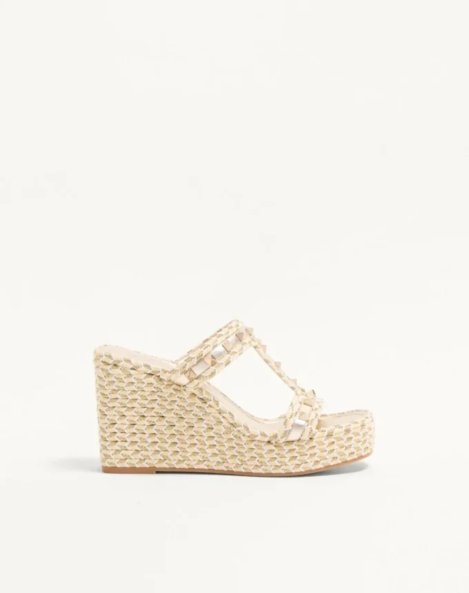 Sandalias con cuña Rockstud de napa laminada de 90 mm Sandalias con cuña Rockstud de napa laminada de 90 mm