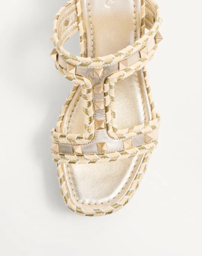 Sandalias con cuña Rockstud de napa laminada de 90 mm Sandalias con cuña Rockstud de napa laminada de 90 mm