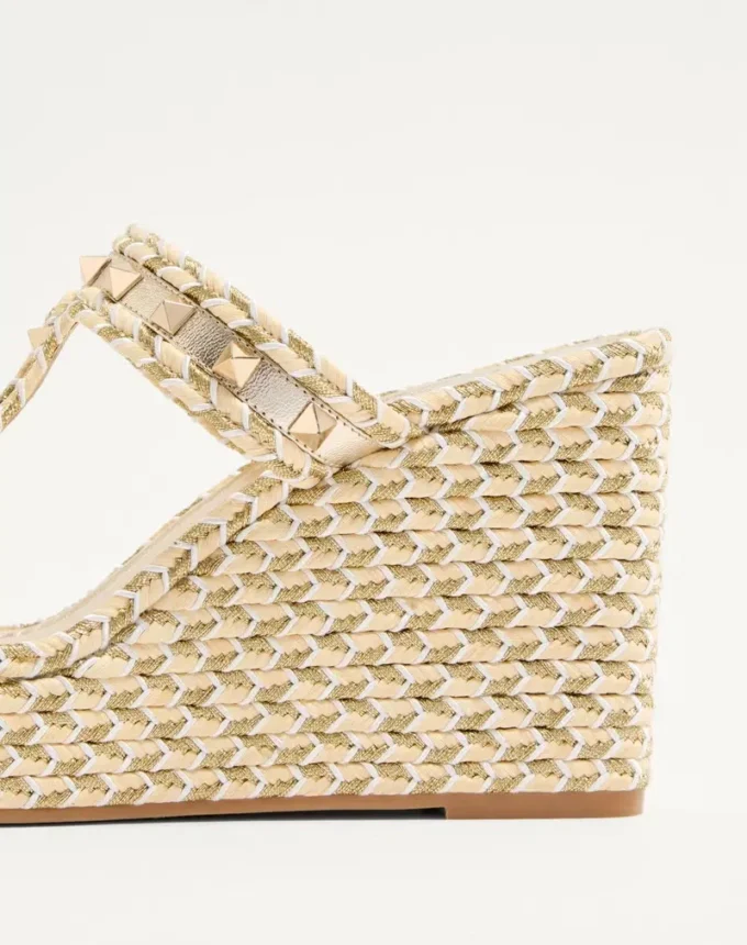 Sandalias con cuña Rockstud de napa laminada de 90 mm Sandalias con cuña Rockstud de napa laminada de 90 mm