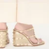 Sandalias con cuña Rockstud en napa laminada con bordado Cornely 100 mm