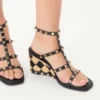 Sandalias con cuña Rockstud en piel de becerro con bordado de cuadros de 80 mm