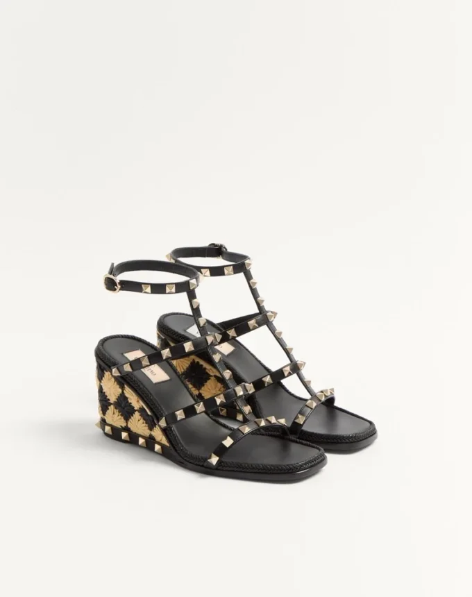 Sandalias con cuña Rockstud en piel de becerro con bordado de cuadros de 80 mm