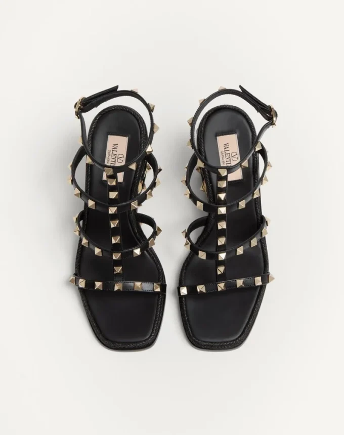 Sandalias con cuña Rockstud en piel de becerro con bordado de cuadros de 80 mm