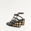 Sandalias con cuña Rockstud en piel de becerro con bordado de cuadros de 80 mm