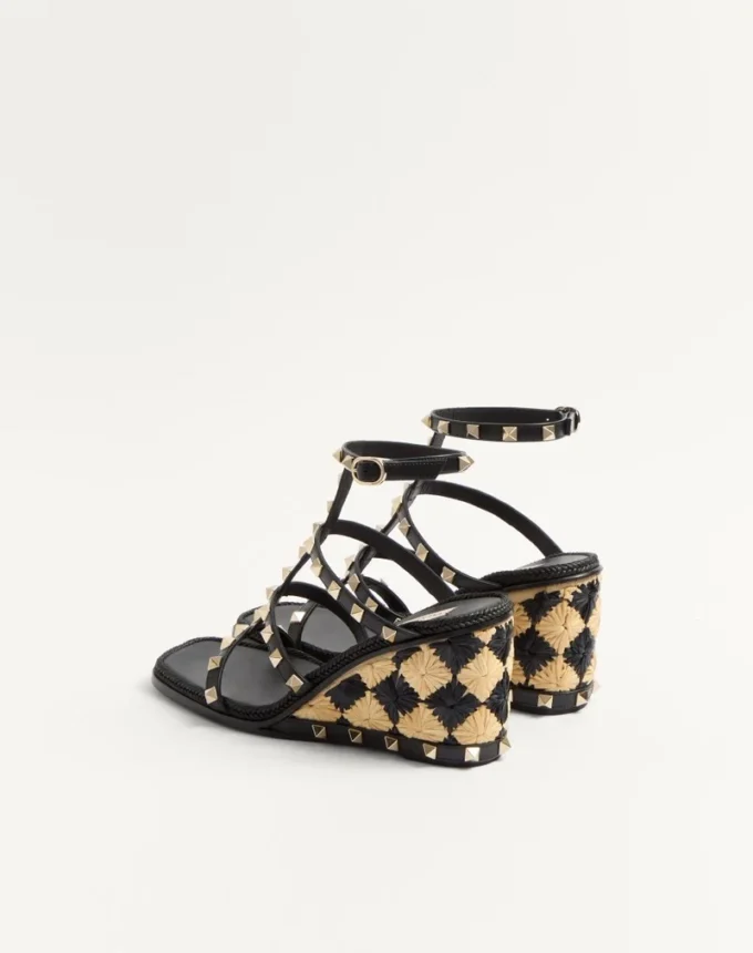 Sandalias con cuña Rockstud en piel de becerro con bordado de cuadros de 80 mm