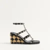 Sandalias con cuña Rockstud en piel de becerro con bordado de cuadros de 80 mm