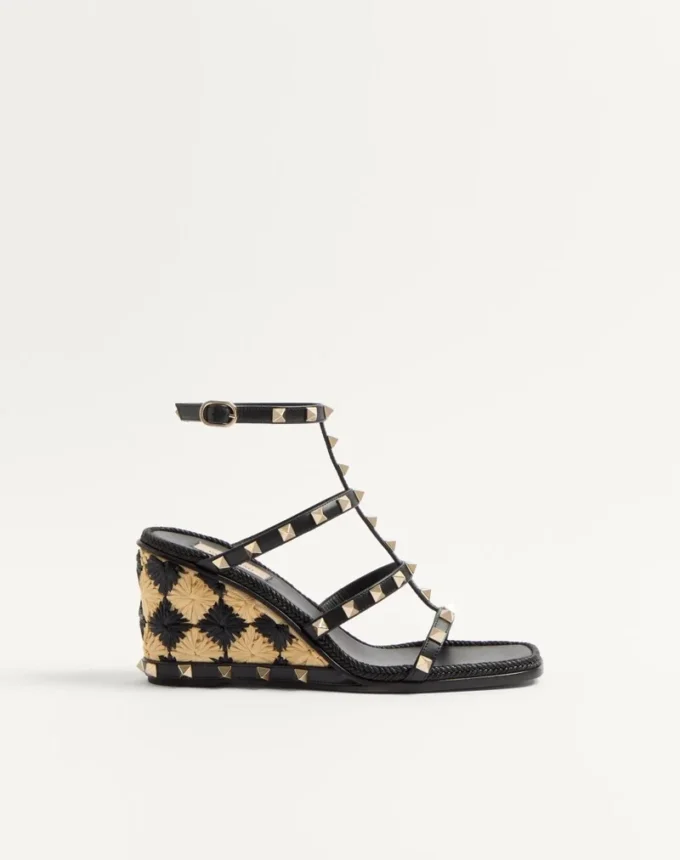 Sandalias con cuña Rockstud en piel de becerro con bordado de cuadros de 80 mm