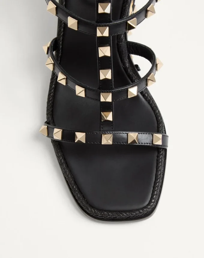 Sandalias con cuña Rockstud en piel de becerro con bordado de cuadros de 80 mm