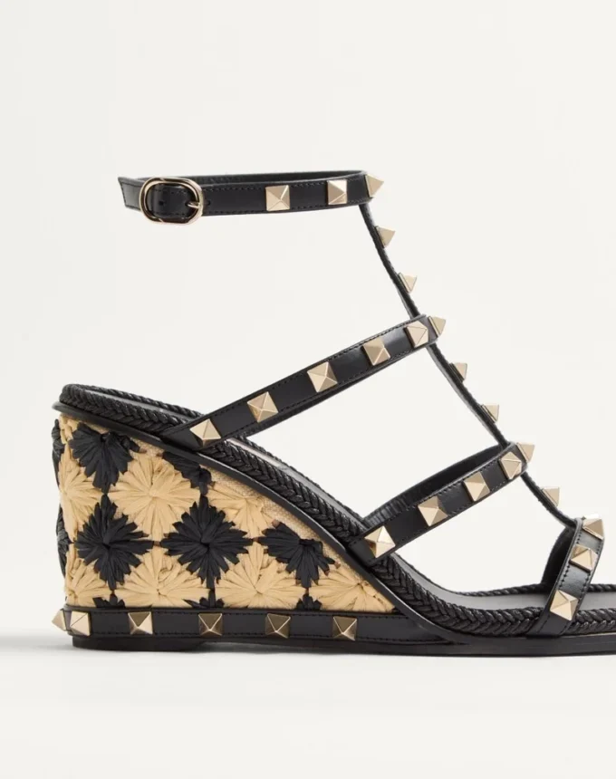 Sandalias con cuña Rockstud en piel de becerro con bordado de cuadros de 80 mm
