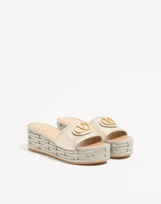 Sandalias con cuña VLogo Signature en piel de becerro granulada laminada de 60 mm