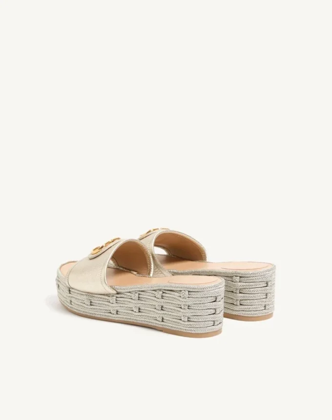 Sandalias con cuña VLogo Signature en piel de becerro granulada laminada de 60 mm Sandalias con cuña VLogo Signature en piel de becerro granulada laminada de 60 mm