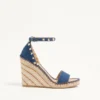 Sandalias con doble cuña Rockstud en denim de 105 mm Sandalias con doble cuña Rockstud en denim de 105 mm