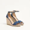Sandalias con doble cuña Rockstud en denim de 105 mm Sandalias con doble cuña Rockstud en denim de 105 mm