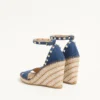 Sandalias con doble cuña Rockstud en denim de 105 mm Sandalias con doble cuña Rockstud en denim de 105 mm