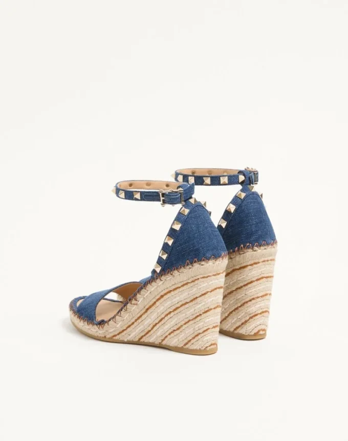 Sandalias con doble cuña Rockstud en denim de 105 mm Sandalias con doble cuña Rockstud en denim de 105 mm