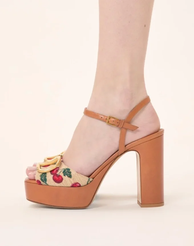 Sandalias con plataforma Vlogo Signature Cherryfic de 115 mm Sandalias con plataforma Vlogo Signature Cherryfic de 115 mm