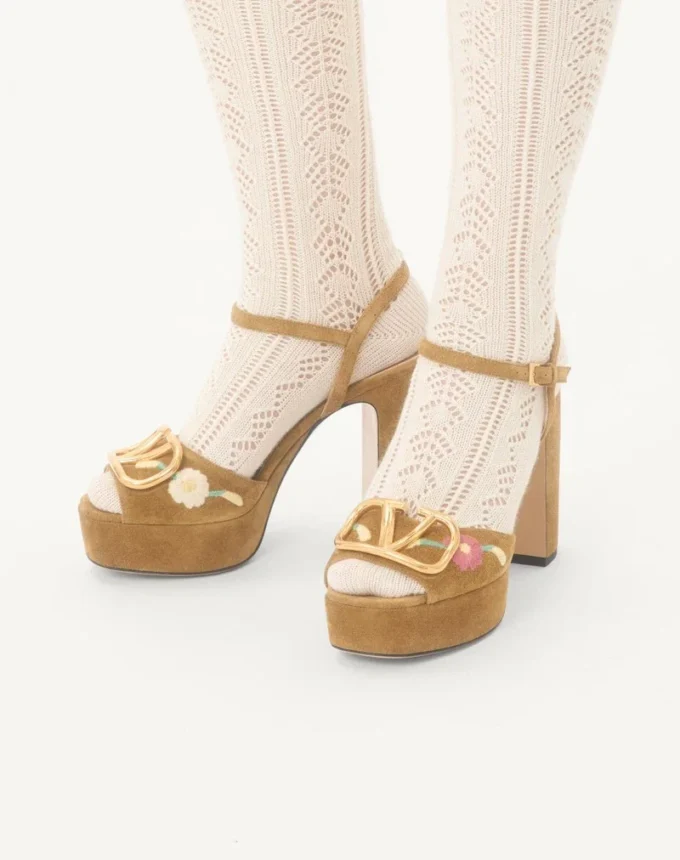 Sandalias con plataforma VLogo Signature en piel serrada con bordado floral de 115 mm Sandalias con plataforma VLogo Signature en piel serrada con bordado floral de 115 mm