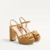 Sandalias con plataforma VLogo Signature en piel serrada con bordado floral de 115 mm Sandalias con plataforma VLogo Signature en piel serrada con bordado floral de 115 mm