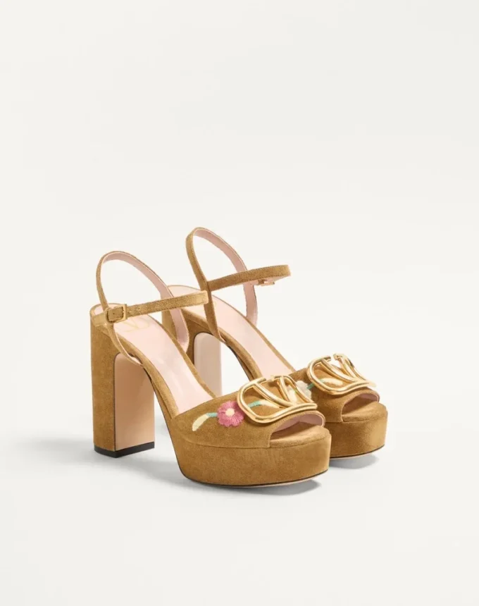 Sandalias con plataforma VLogo Signature en piel serrada con bordado floral de 115 mm Sandalias con plataforma VLogo Signature en piel serrada con bordado floral de 115 mm